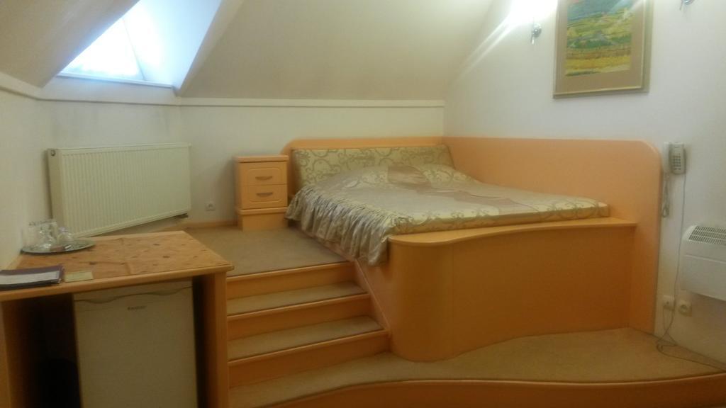 Marlen Hotel 罗夫诺 外观 照片